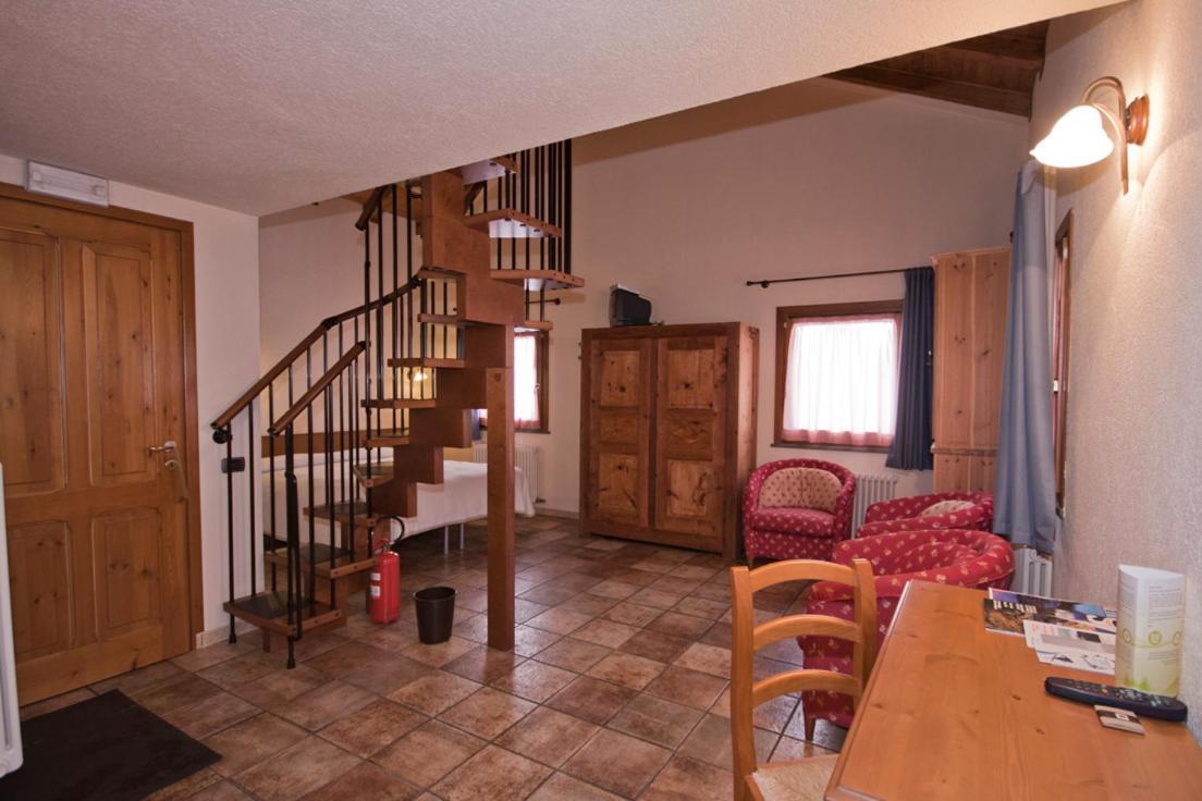 Meuble Lo Miete Viei Hotel Champoluc Buitenkant foto
